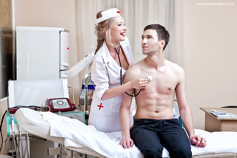 Толстая медсестра трахается с пациентом в пилотку для скорейшего выздоровления