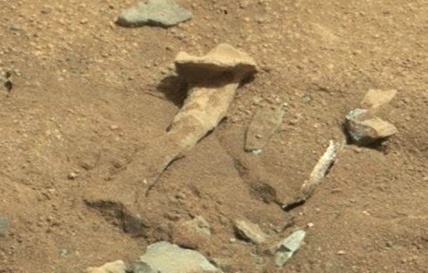 Bone-shaped-rock-photographed-on-Mars-610x390